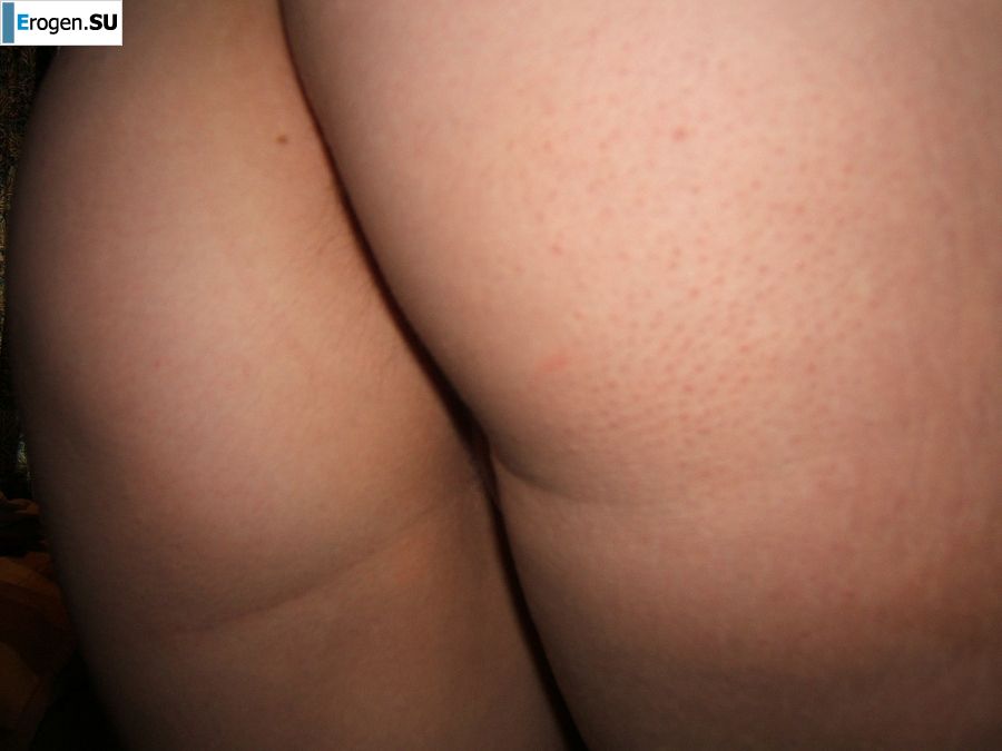 Стройная блондинка раздвигает пальчиками половые губы. Фото 9