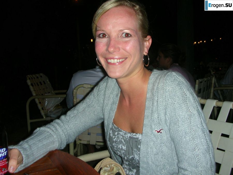 Симпатичная блондинка оголяется в туалете и раздвигает ноги в постели. Фото 18