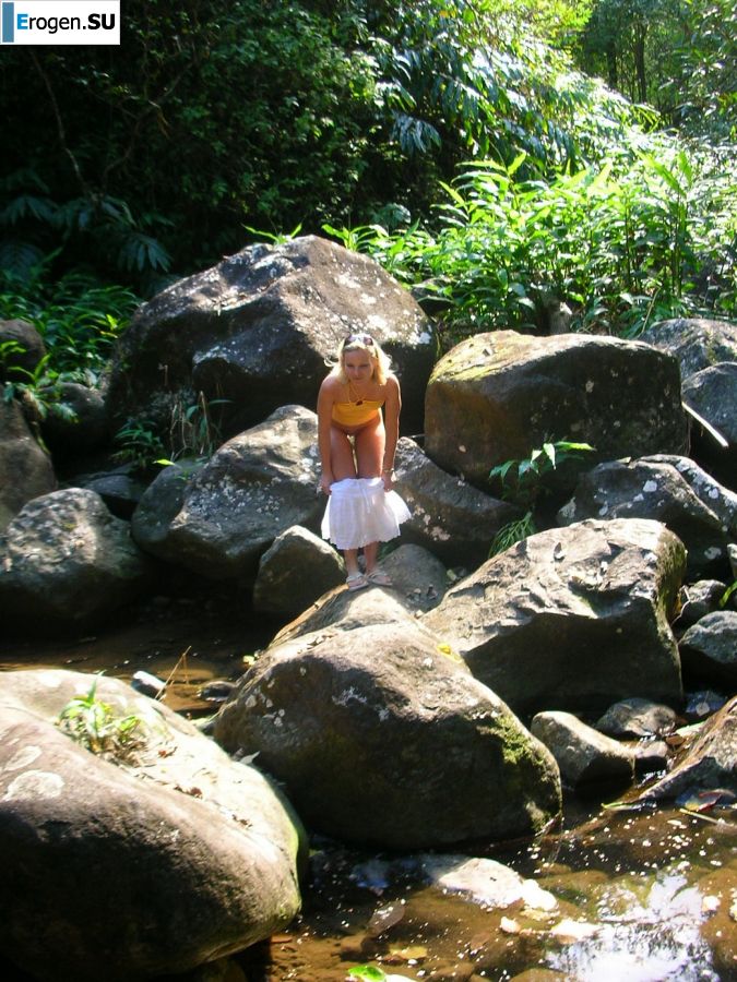 Симпатичная блондинка оголяется в туалете и раздвигает ноги в постели. Фото 21