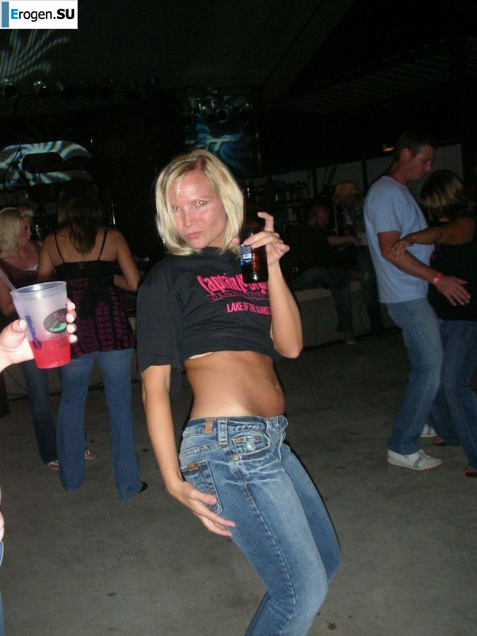 Симпатичная блондинка оголяется в туалете и раздвигает ноги в постели. Фото 36