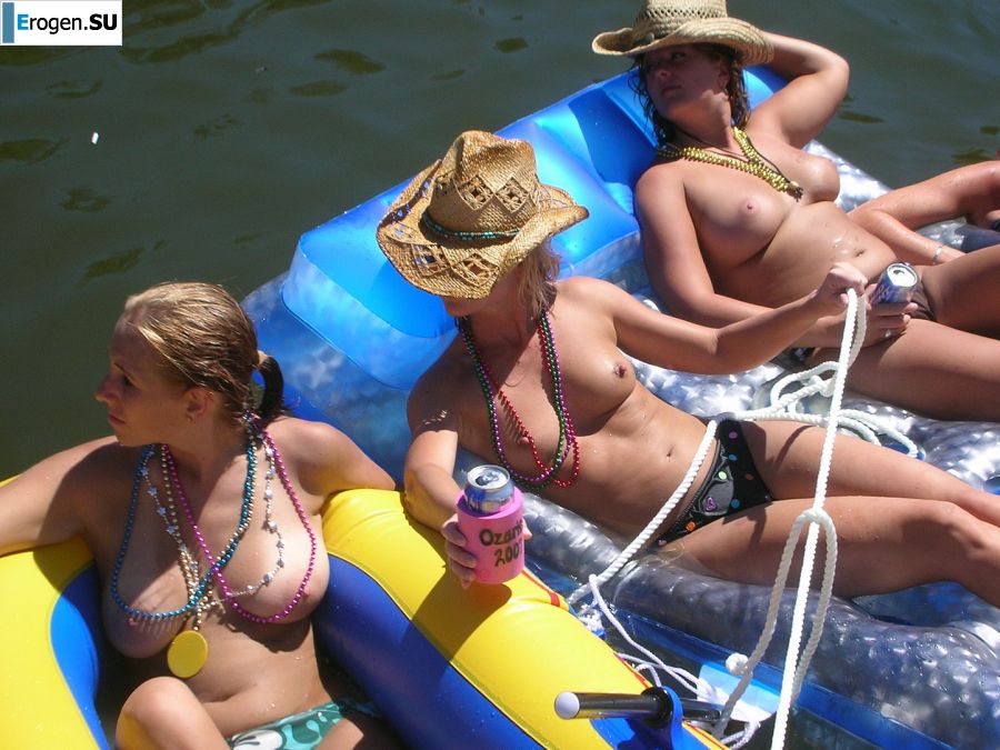 Симпатичная блондинка оголяется в туалете и раздвигает ноги в постели. Фото 37