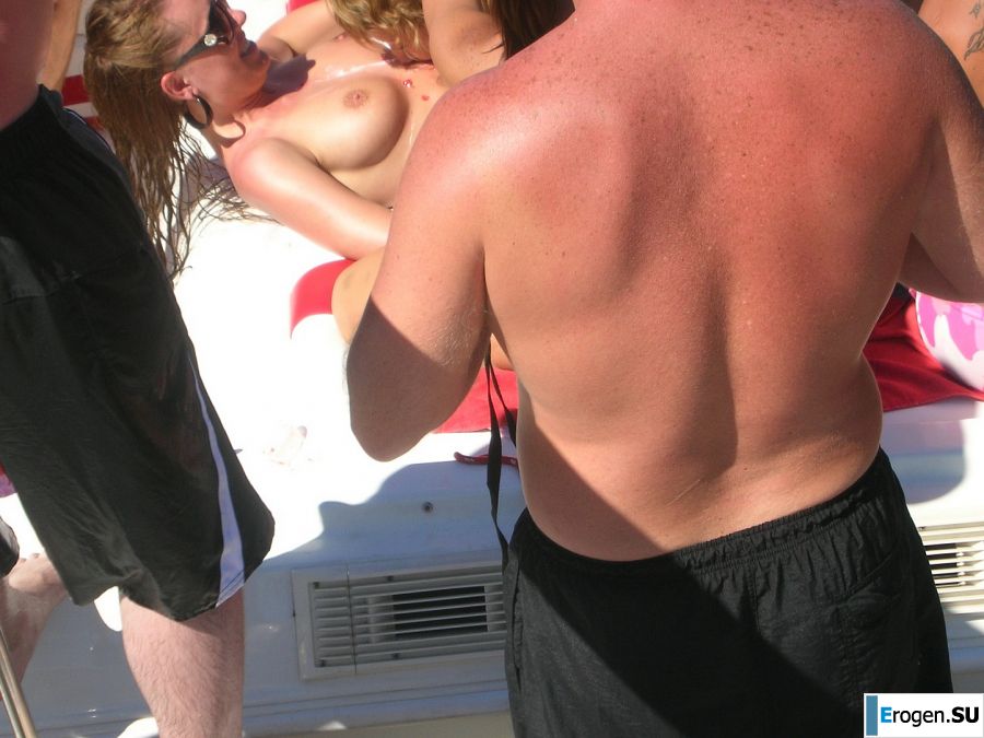 Симпатичная блондинка оголяется в туалете и раздвигает ноги в постели. Фото 39