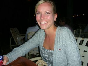 Симпатичная блондинка оголяется в туалете и раздвигает ноги в постели. Эскиз 18