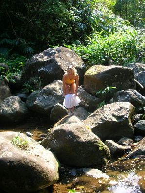 Симпатичная блондинка оголяется в туалете и раздвигает ноги в постели. Эскиз 21