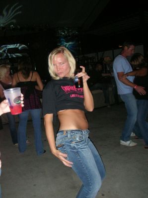 Симпатичная блондинка оголяется в туалете и раздвигает ноги в постели. Эскиз 36