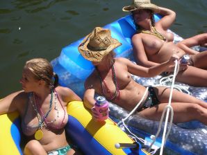 Симпатичная блондинка оголяется в туалете и раздвигает ноги в постели. Эскиз 37