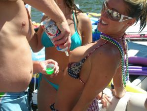 Симпатичная блондинка оголяется в туалете и раздвигает ноги в постели. Эскиз 38