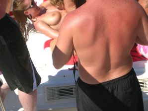 Симпатичная блондинка оголяется в туалете и раздвигает ноги в постели. Эскиз 39