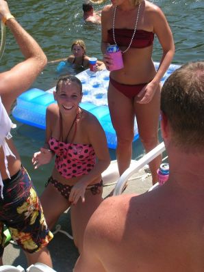 Симпатичная блондинка оголяется в туалете и раздвигает ноги в постели. Эскиз 40