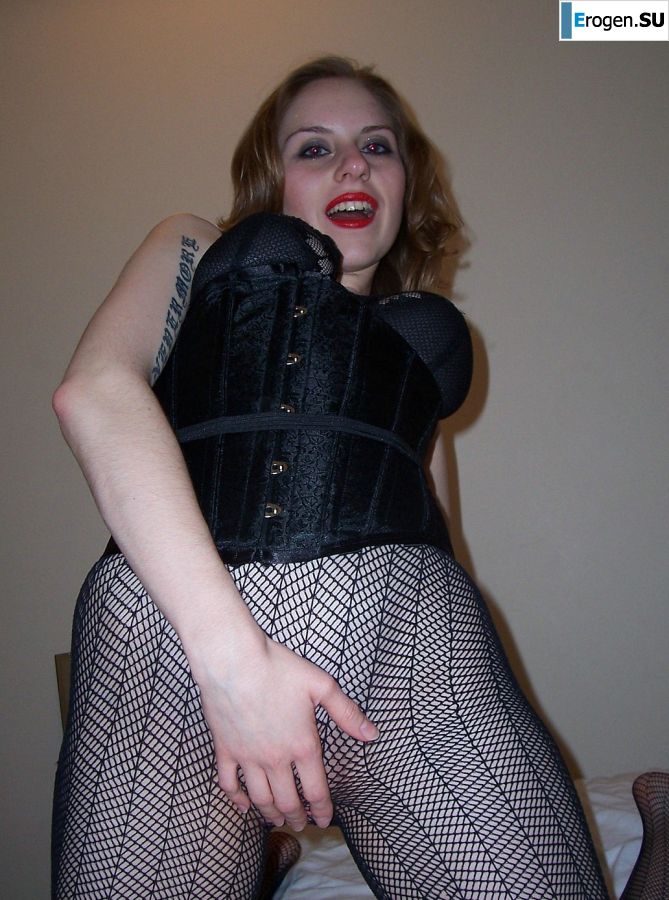 A fragile girl in a corset tied to a bed. Photo 31