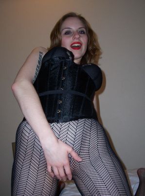 A fragile girl in a corset tied to a bed. Thumb 31