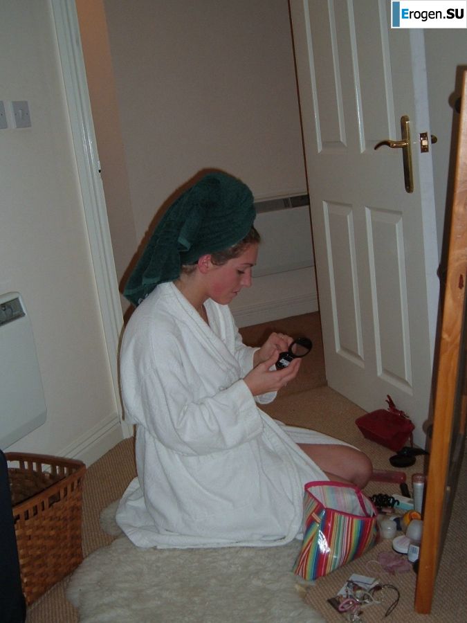 Женщина раздвигает ноги на кровати и в ванной. Часть 2. Фото 22