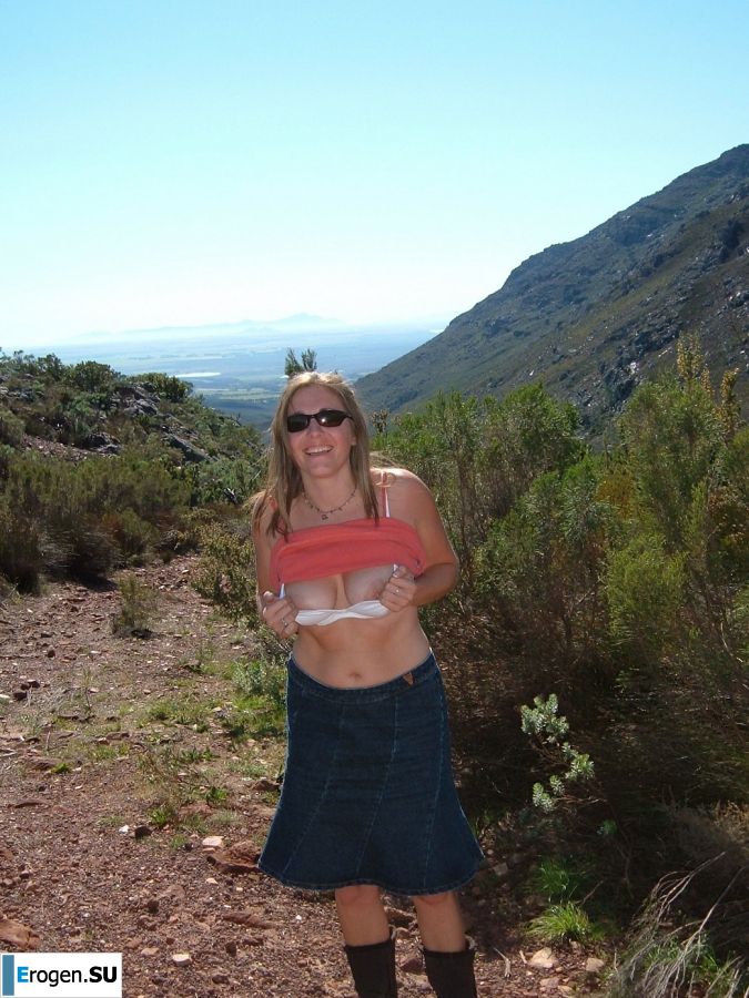 Женщина раздвигает ноги на кровати и в ванной. Часть 2. Фото 37