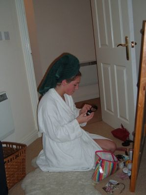 Женщина раздвигает ноги на кровати и в ванной. Часть 2. Эскиз 22