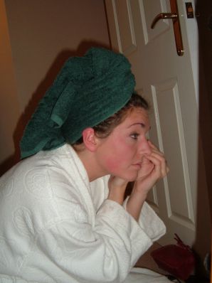 Женщина раздвигает ноги на кровати и в ванной. Часть 2. Эскиз 23