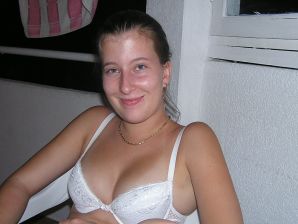 Спортивная студентка разделась на пляже и искупалась нагишом. Часть 2. Эскиз 1