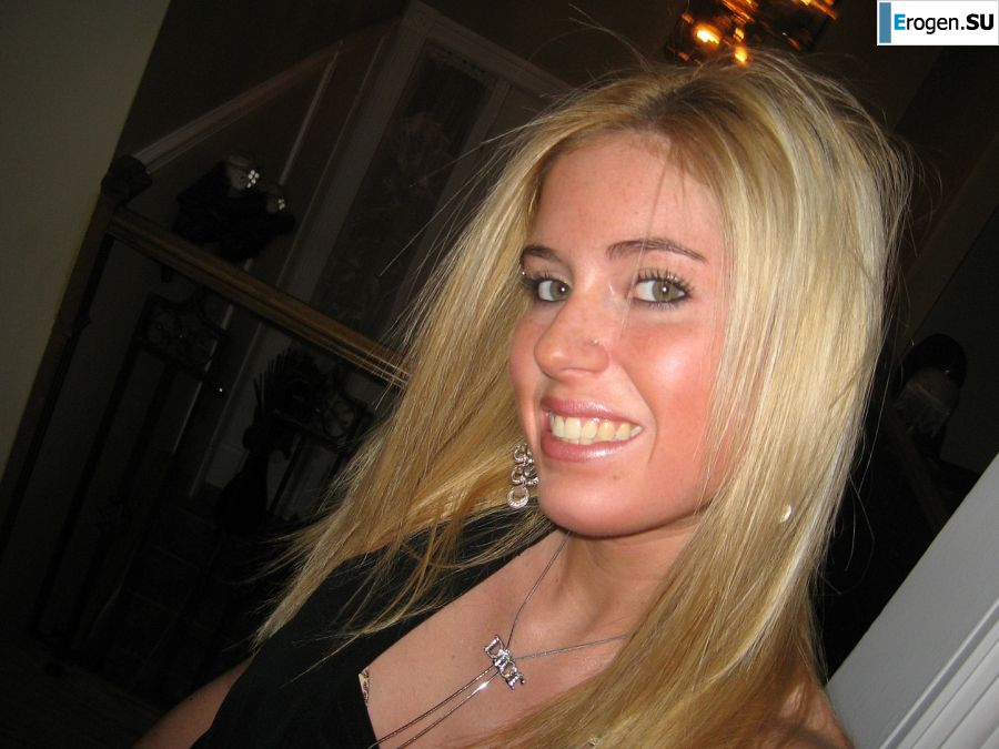 Шикарная блондинка позирует без лифчика в ванной перед зеркалом. Фото 25