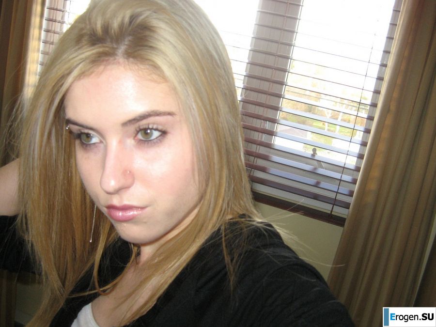 Шикарная блондинка позирует без лифчика в ванной перед зеркалом. Фото 3