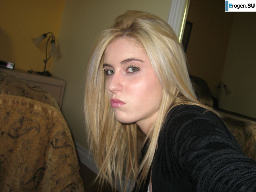 Шикарная блондинка позирует без лифчика в ванной перед зеркалом. Фото 4