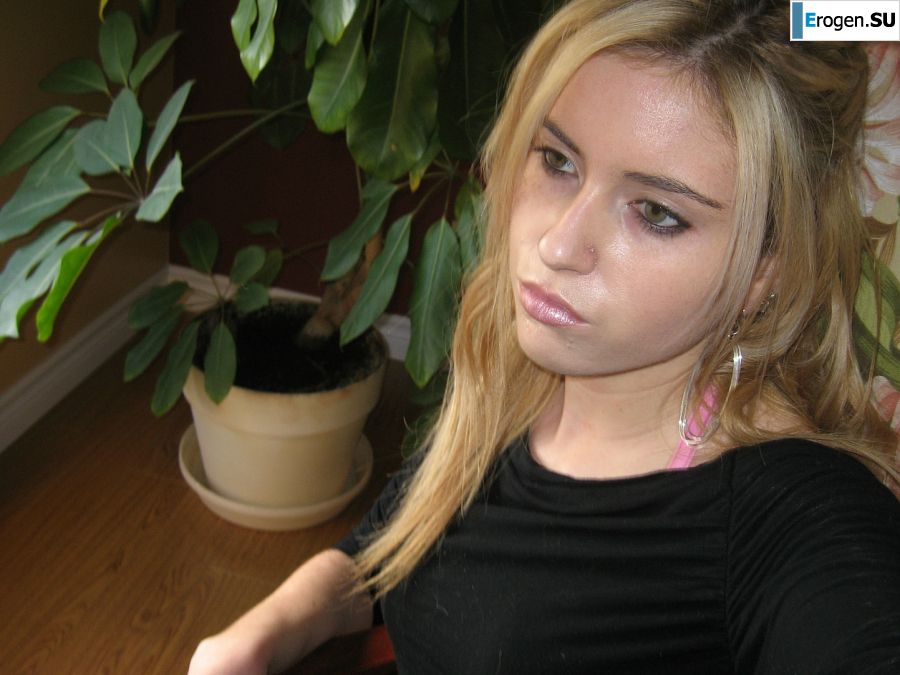 Шикарная блондинка позирует без лифчика в ванной перед зеркалом. Фото 6