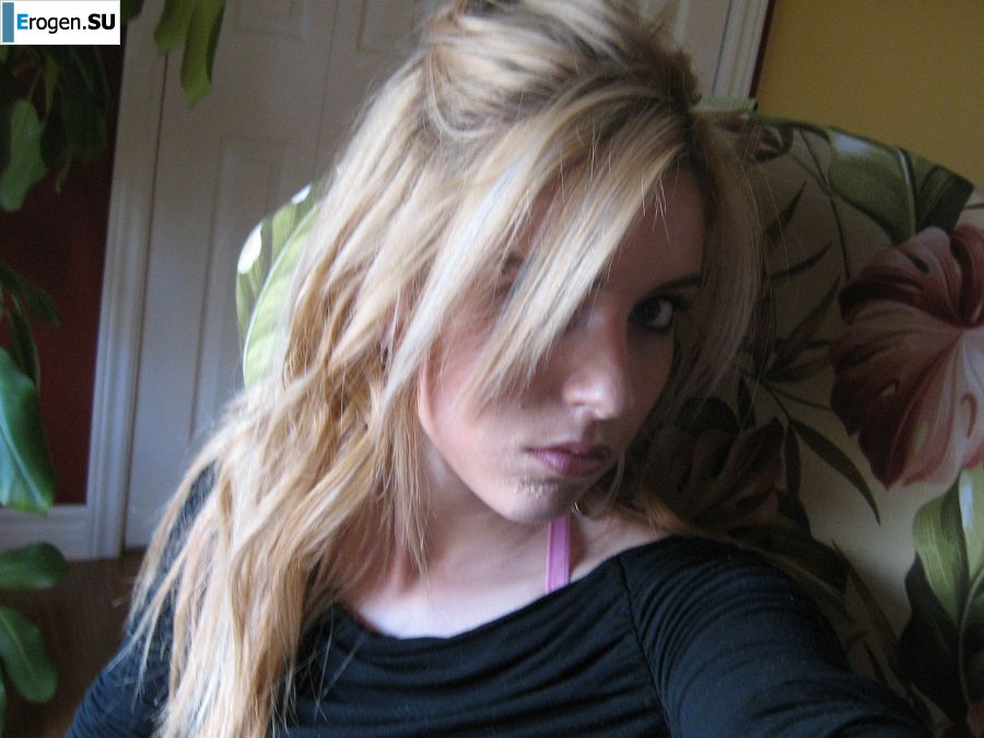 Шикарная блондинка позирует без лифчика в ванной перед зеркалом. Фото 7