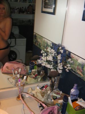 Шикарная блондинка позирует без лифчика в ванной перед зеркалом. Эскиз 11