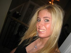 Шикарная блондинка позирует без лифчика в ванной перед зеркалом. Эскиз 25