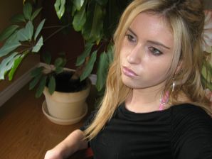 Шикарная блондинка позирует без лифчика в ванной перед зеркалом. Эскиз 6