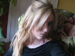 Шикарная блондинка позирует без лифчика в ванной перед зеркалом. Эскиз 7