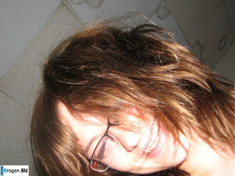 Девушка с большой грудью позирует в одежде, а потом раздевается. Фото 10