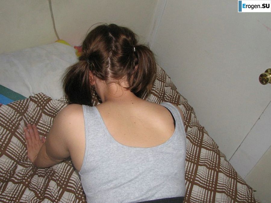 Девушка с большой грудью позирует в одежде, а потом раздевается. Фото 27