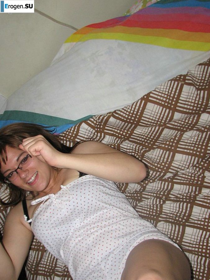 Девушка с большой грудью позирует в одежде, а потом раздевается. Фото 31