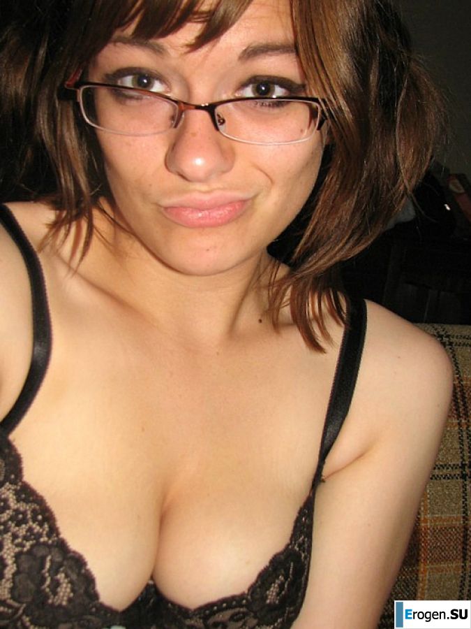 Девушка с большой грудью позирует в одежде, а потом раздевается. Фото 36