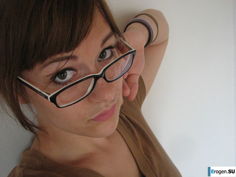 Девушка с большой грудью позирует в одежде, а потом раздевается. Фото 5