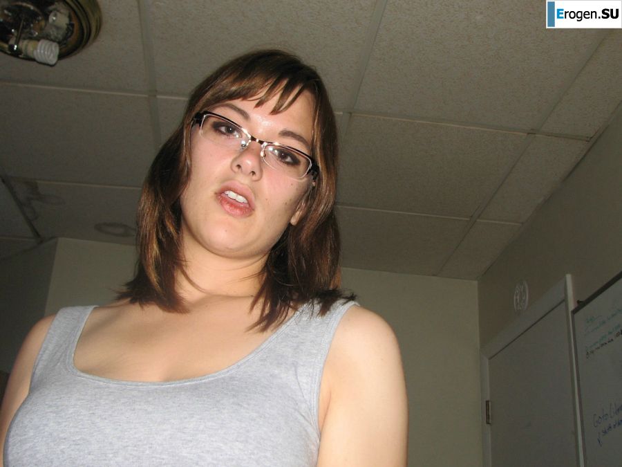 Девушка с большой грудью позирует в одежде, а потом раздевается. Фото 7