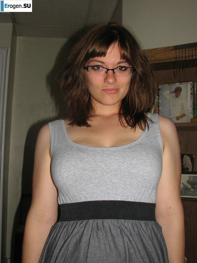 Девушка с большой грудью позирует в одежде, а потом раздевается. Фото 9