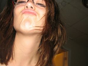 Девушка с большой грудью позирует в одежде, а потом раздевается. Эскиз 11