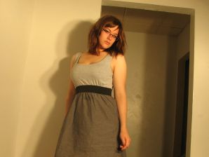 Девушка с большой грудью позирует в одежде, а потом раздевается. Эскиз 12