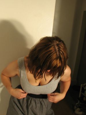 Девушка с большой грудью позирует в одежде, а потом раздевается. Эскиз 13