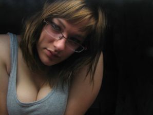 Девушка с большой грудью позирует в одежде, а потом раздевается. Эскиз 17