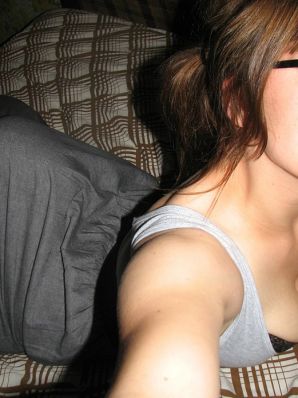 Девушка с большой грудью позирует в одежде, а потом раздевается. Эскиз 28