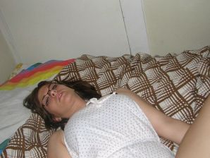 Девушка с большой грудью позирует в одежде, а потом раздевается. Эскиз 32