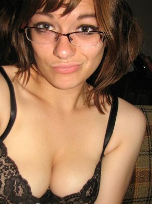 Девушка с большой грудью позирует в одежде, а потом раздевается. Эскиз 36