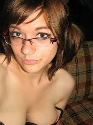 Девушка с большой грудью позирует в одежде, а потом раздевается. Эскиз 37