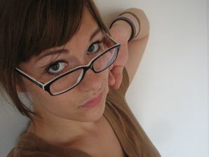 Девушка с большой грудью позирует в одежде, а потом раздевается. Эскиз 5