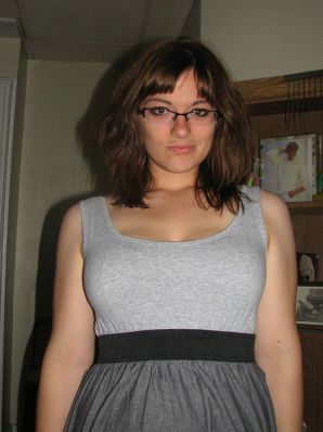 Девушка с большой грудью позирует в одежде, а потом раздевается. Эскиз 9