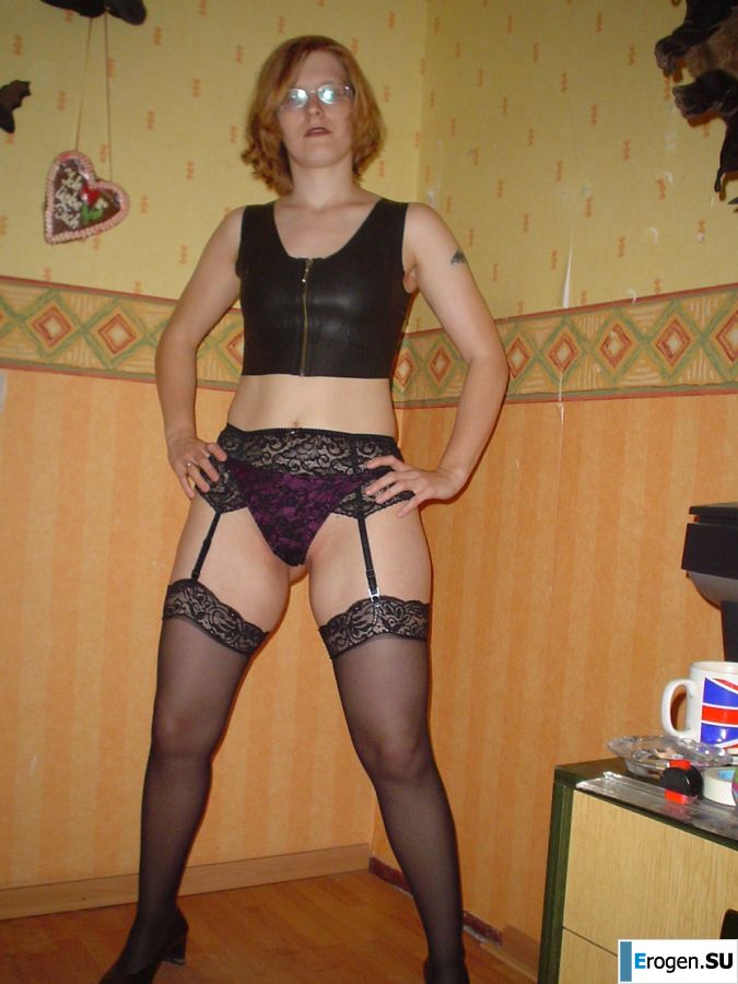 Рыжая студентка в очках раздвинула ноги в кружевных чулках и показала письку. Фото 11