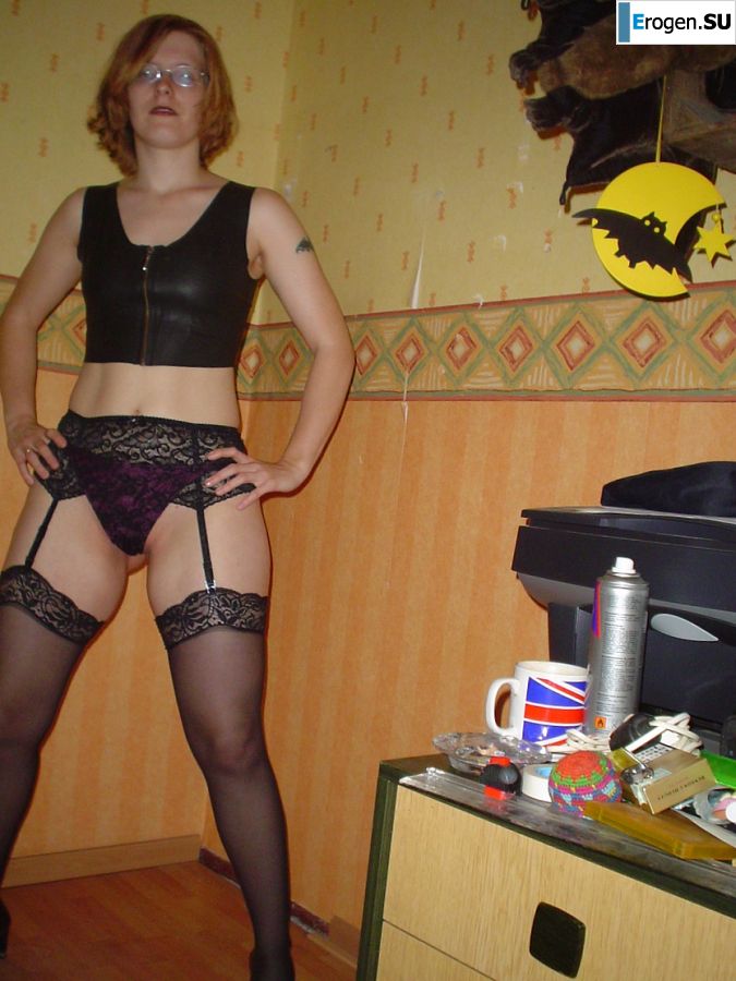 Рыжая студентка в очках раздвинула ноги в кружевных чулках и показала письку. Фото 12