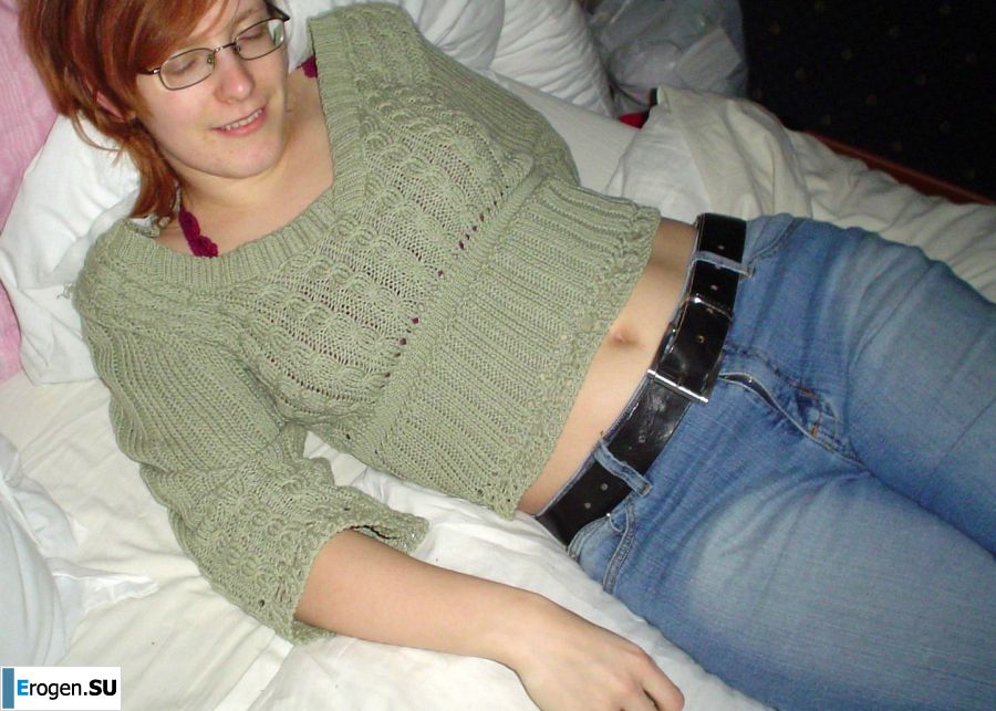 Рыжая студентка в очках раздвинула ноги в кружевных чулках и показала письку. Фото 25