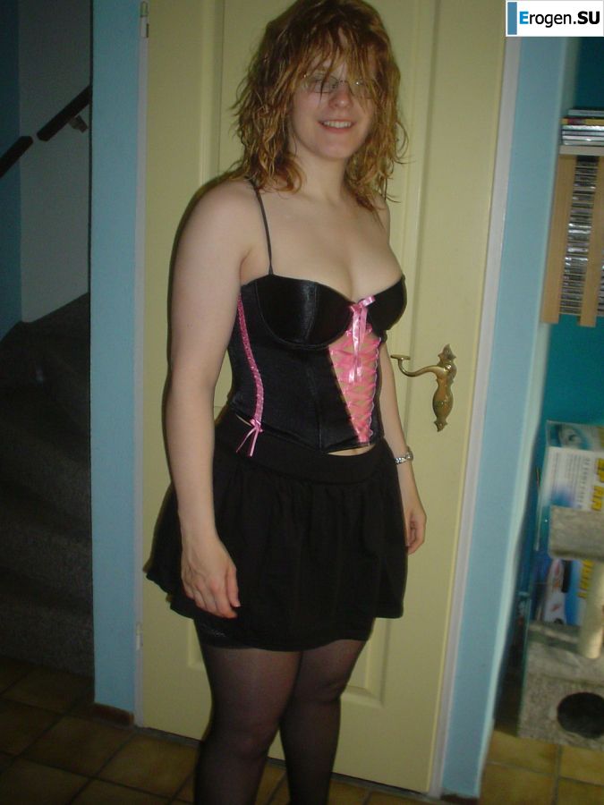 Рыжая студентка в очках раздвинула ноги в кружевных чулках и показала письку. Фото 33